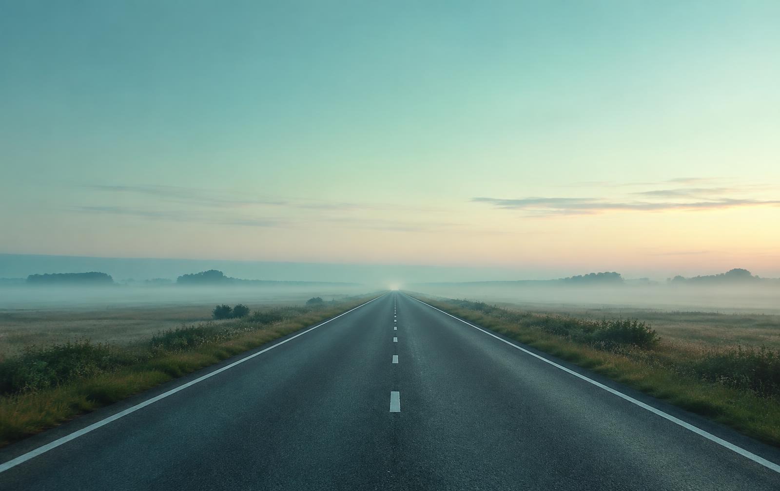 Estrada reta até o horizonte ao amanhecer